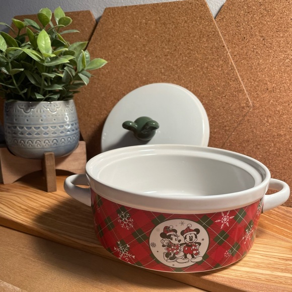 NWOT Disney Holiday ceramic covered dish - Picture 3 of 7